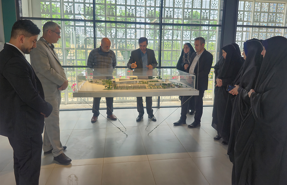 **بازدید مدیران آموزش و پرورش هشتگرد و چهارباغ از باغ موزه گیاهان دارویی شهرک صنعتی دارویی برکت**  