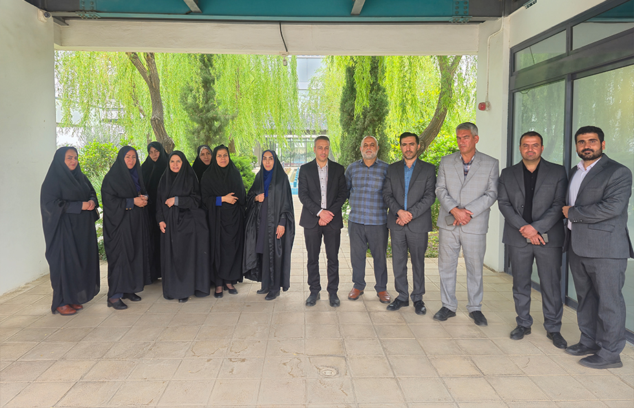 **بازدید مدیران آموزش و پرورش هشتگرد و چهارباغ از باغ موزه گیاهان دارویی شهرک صنعتی دارویی برکت**  