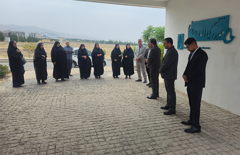 **بازدید مدیران آموزش و پرورش هشتگرد و چهارباغ از باغ موزه گیاهان دارویی شهرک صنعتی دارویی برکت**  
