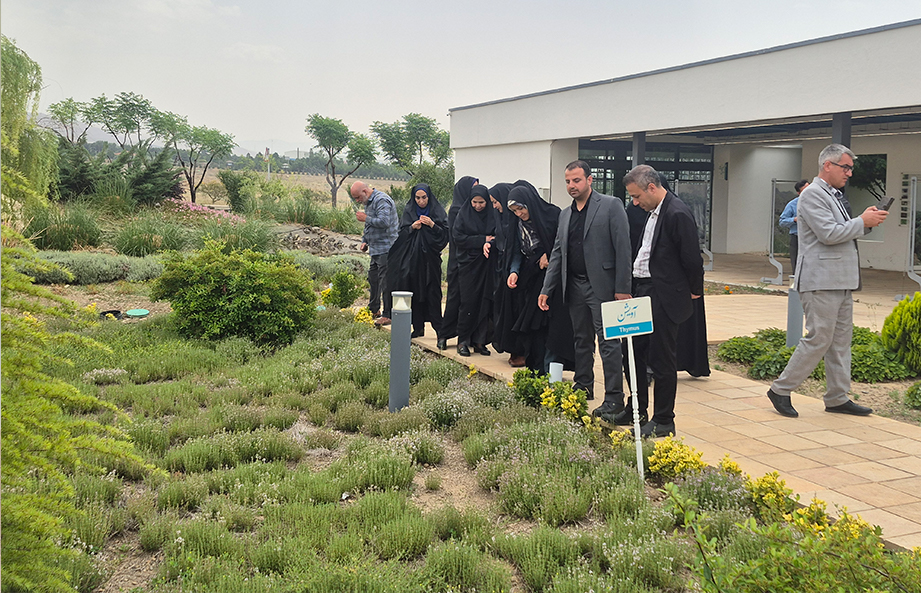 **بازدید مدیران آموزش و پرورش هشتگرد و چهارباغ از باغ موزه گیاهان دارویی شهرک صنعتی دارویی برکت**  
